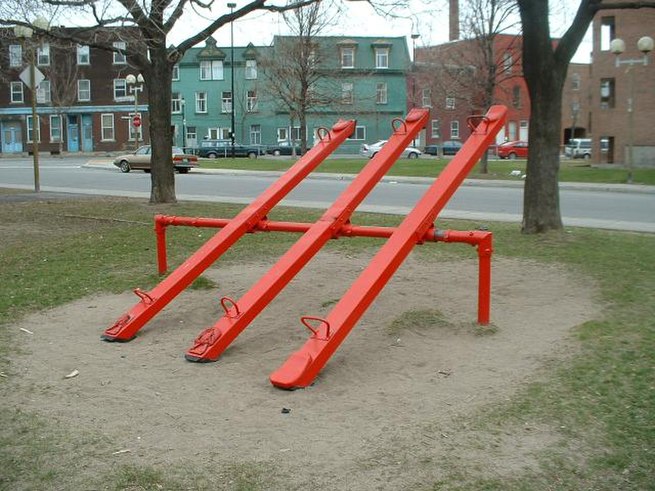 teetertotter-vs-seesaw-what-s-the-difference-main-difference